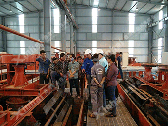 鑫海技術人員為選廠工人進行現場實操培訓