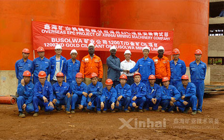 鑫海礦業(yè)坦桑尼亞1200t/d金礦選礦廠項(xiàng)目現(xiàn)場(chǎng)工作人員與客戶合影